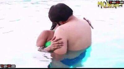 Indian Couple Having Hard Lovemaking In Swimming Pool - sunporno.com - India