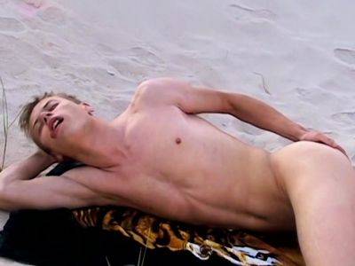 hard on - Smooth jock cums hard on the beach after pissing solo - drtuber.com